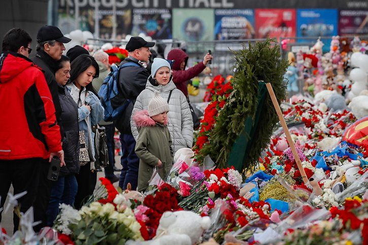 L'attaque perpétrée la semaine dernière au Crocus City Hall, une salle de concert située dans la banlieue de Moscou, est la pire attaque revendiquée par le groupe djihadiste Etat islamique sur le sol européen. Le bilan se monte à plus de 140 morts. © KEYSTONE/EPA/YURI KOCHETKOV