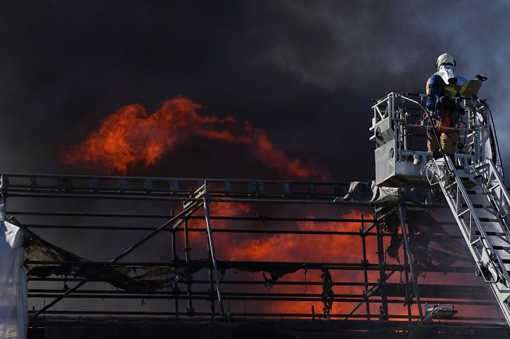 Les pompiers luttaient mardi depuis des heures contre les flammes. © KEYSTONE/AP/Emil Helms