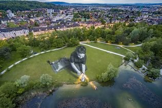 Fresque géante de Saype à Zurich pour le sauvetage en Méditerrannée
