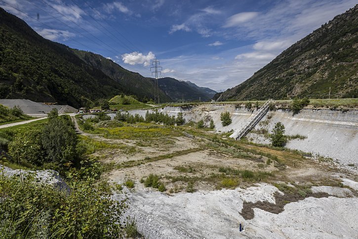Le traitement des sites pollués liés au passé industriel du Valais se poursuit dans le Haut-Valais. Ici l'un des secteurs de la décharge de Gamsenried (archives). © Keystone/ANDREA SOLTERMANN