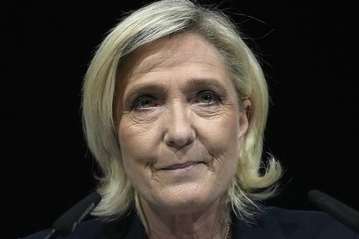 Ulcérée par le nouveau "front républicain", la cheffe de file du RN Marine Le Pen a dénoncé jeudi la mise en place d'un "parti unique" réunissant "ceux qui veulent conserver le pouvoir contre la volonté du peuple". © KEYSTONE/AP/Thibault Camus