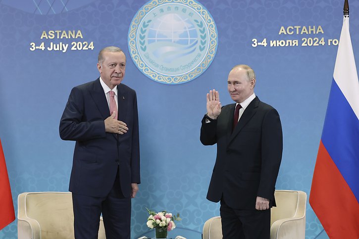 Le président turc Recep Tayyip Erdogan a plaidé lors d'un entretien bilatéral avec M. Poutine pour une "paix juste" en Ukraine. © KEYSTONE/AP/Turkish Presidency