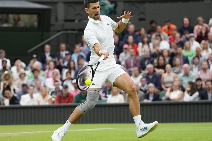 Novak Djokovic est toujours en course pour égaler le record de huit titres de Roger Federer à Wimbledon. © KEYSTONE/AP/Kirsty Wigglesworth