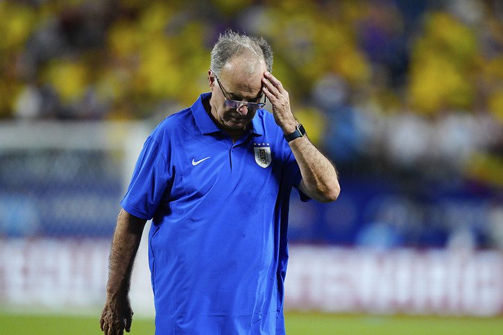 Marcelo Bielsa a critiqué la Conmebol pour son organisation après les incidents de mercredi en Copa America © KEYSTONE/AP/Jacob Kupferman