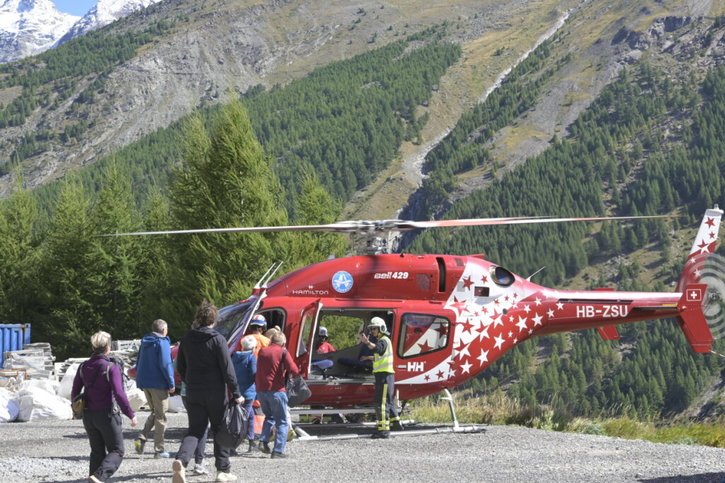 Durant le week-end, 800 personnes ont été évacuées par hélicoptère de la vallée de Saas. Les trajets reprennent lundi. © KEYSTONE/Alain D. Boillat