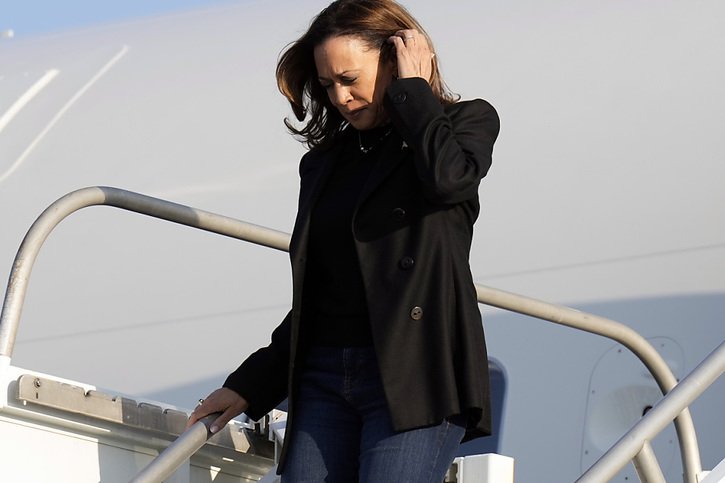 La Vice-présidente Kamala Harris a atterri hier en fin d'après-midi à Philadelphie, la ville de Pennsylvanie où la démocratie américaine a vu le jour. © KEYSTONE/AP/Jacquelyn Martin